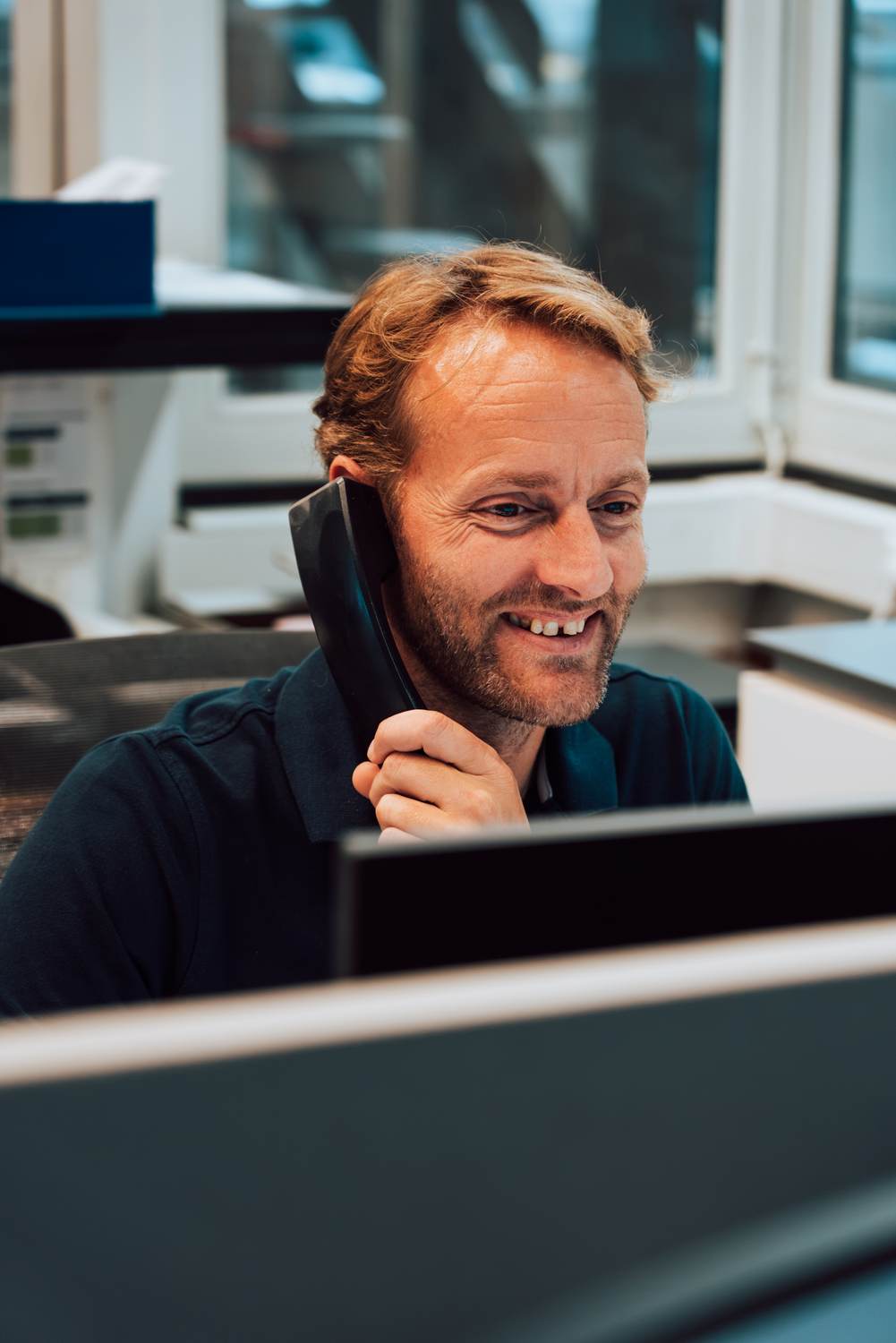 Werkvoorbereider aan de telefoon op kantoor