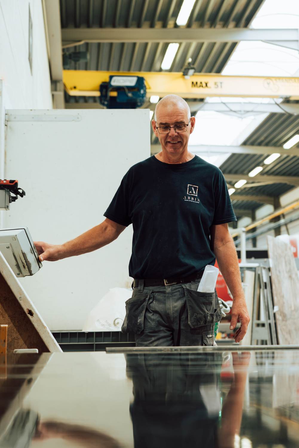 Onze zager aan de zaagmachine in het atelier
